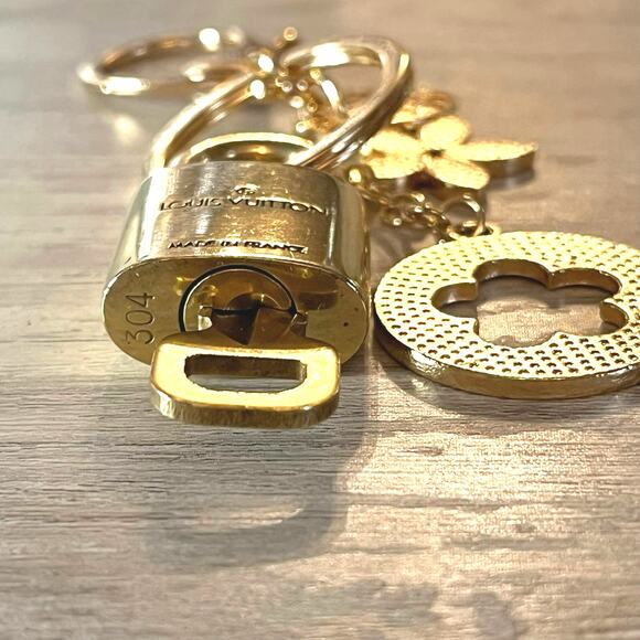 Louis Vuitton Gold Brass Lock and Key Set # 304 with a Flower Love Keychain - Picture 4 of 4
